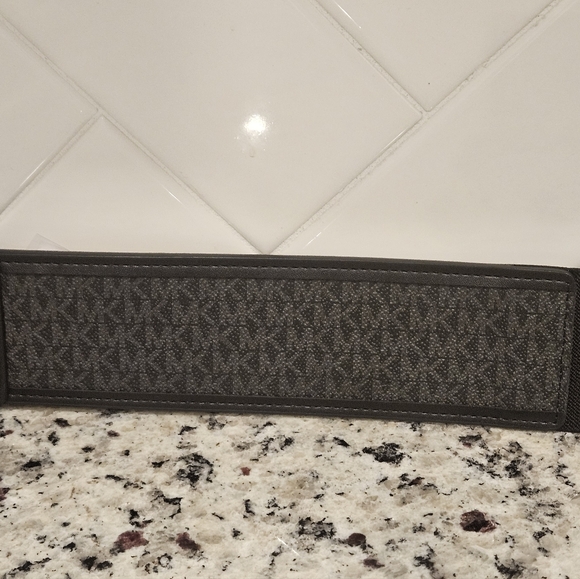 📉📉Micheal Kors Large Gold Buckle Expandable belt sz M - Picture 3 of 4